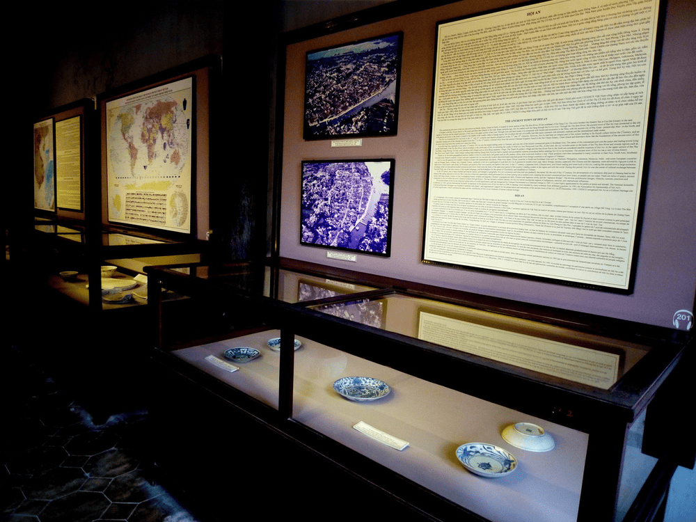 A nostalgic space rich in old Hoi An charm displays a wide collection of ancient pottery on the first floor (Source: Bảo T&agrave;ng Hội An)